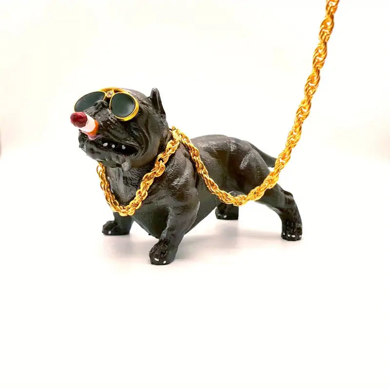 クールなブルドッグの車のオーナメント、メガネと金のチェーンを身に着けたミニチュアのトレンディな喫煙犬、ABS樹脂製の車両ダッシュボードの装飾
