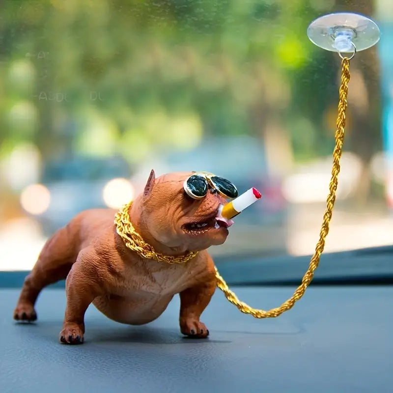 クールなブルドッグの車のオーナメント、メガネと金のチェーンを身に着けたミニチュアのトレンディな喫煙犬、ABS樹脂製の車両ダッシュボードの装飾